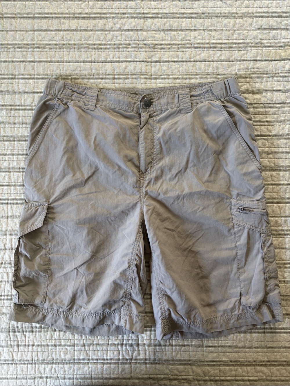 Columbia omnishade Cargo Shorts in khaki size 32